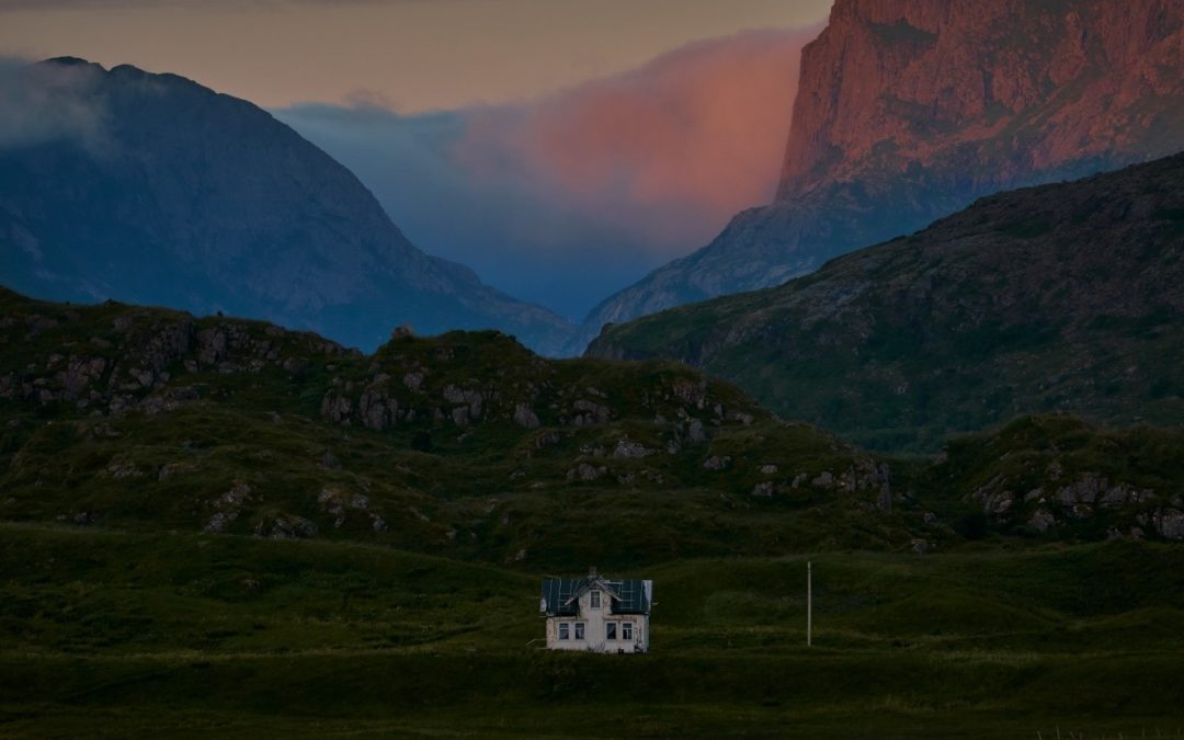 immagine di una casa immersa nella natura per simboleggiare che è la natura la nostra vera casa